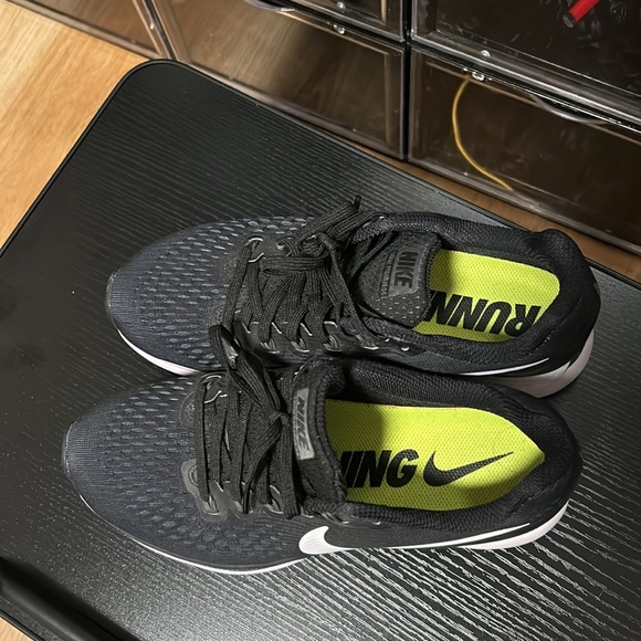 Nike Running shows US8 - Picture 3 of 4